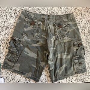 Plugg Green Camouflage Cargo Shorts
Pockets Outdoors Hiking Vintage Men's 36 Y2K